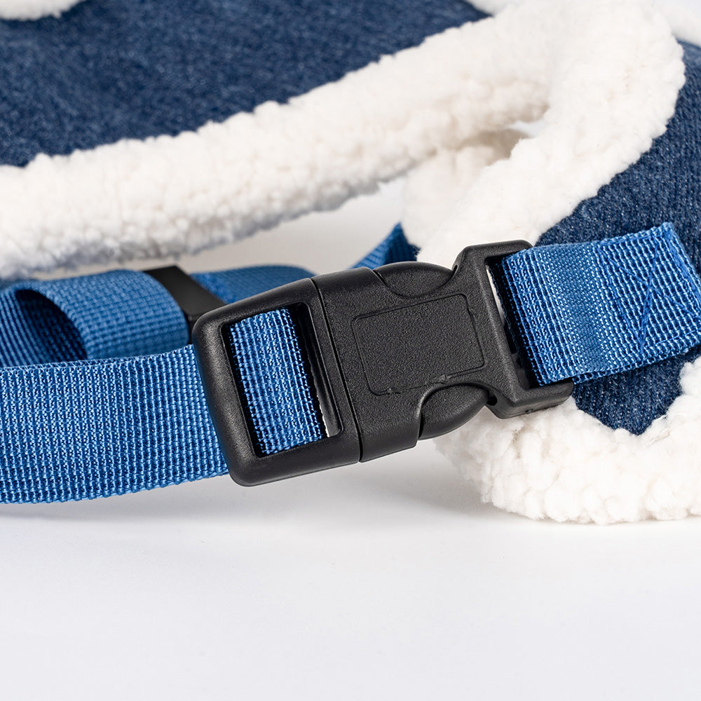 Close-up of adjustable buckle and strap on the Pawpie City Walk Set harness